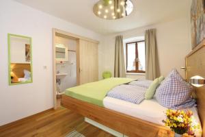 um quarto com uma cama grande num quarto em Zellnerhof em Gstadt am Chiemsee