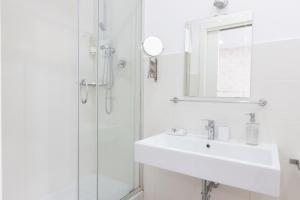 A bathroom at 247 Luxury Rooms Trastevere