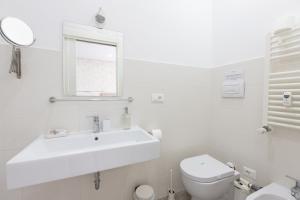 A bathroom at 247 Luxury Rooms Trastevere