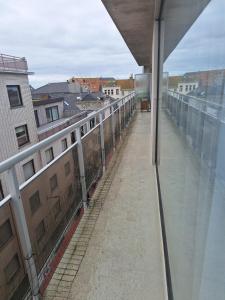 - Vistas al balcón de un edificio en Residentie Isis, en Blankenberge