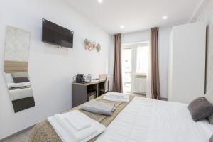 A bed or beds in a room at 247 Luxury Rooms Trastevere