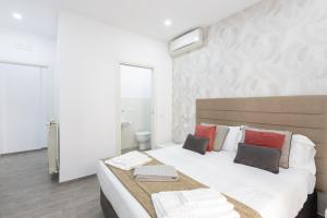A bed or beds in a room at 247 Luxury Rooms Trastevere
