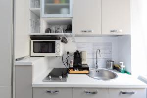 A kitchen or kitchenette at 247 Luxury Rooms Trastevere