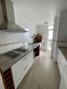 Kuchnia lub aneks kuchenny w obiekcie Piso AZORES-FIBES