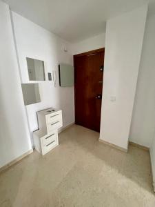 una habitación vacía con un armario y una puerta en Magnífico Apartamento en Sevilla, en Sevilla