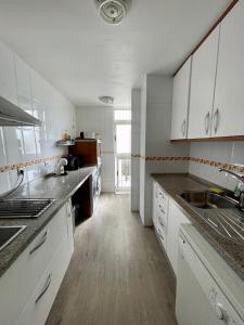 Kuchnia lub aneks kuchenny w obiekcie Piso AZORES-FIBES