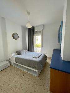 Magnífico Apartamento en Sevilla في إشبيلية: غرفة نوم مع سرير كونتر بلو