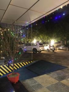 um parque de estacionamento à noite com carros estacionados em Amazon Hotel em Vinh