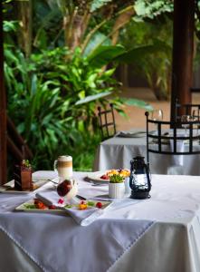 una mesa blanca con platos de comida. en Falaza Game Park and Spa en Hluhluwe