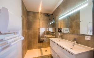 Et badeværelse på Villas Pelvoux Aster + 27 billeder