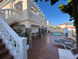 ein Haus mit einer Treppe und einem Pool in der Unterkunft Vista del Mar 2 in Morro del Jable