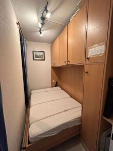 Kleines Zimmer mit 2 Betten und Holzschränken in der Unterkunft Appart rdc front de mer, calme 4MER4 in Argelès-sur-Mer