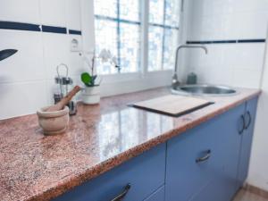 - une cuisine avec un comptoir et un évier dans l'établissement Fee4Me Casa Emilia few meters from the beach, à Lajita 30 autres photos