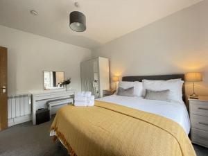 una camera da letto con un letto grande e una scrivania di Skiddaw View a Keswick