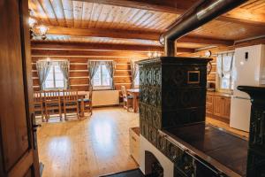 - une cuisine et une salle à manger dans une cabane en rondins dans l'établissement Chata Říp, à Rokytnice nad Jizerou