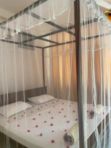 Postel nebo postele na pokoji v ubytování Talalla Ocean Beach Bungalow