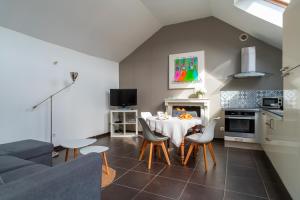 cocina y comedor con mesa y sillas en Killiouarn - Charmante maison à 15min des plages, en Gouesnach