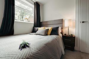 een slaapkamer met een groot bed en een raam bij Sophisticated 2BR retreat for Contractors in charming Hinckley in Hinckley