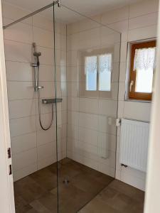 ein Bad mit einer Dusche und einer Glastür in der Unterkunft Reethaus in Dierhagen in Dierhagen