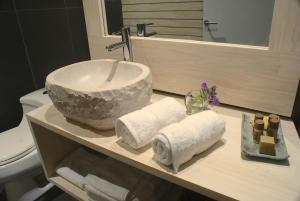 un bagno con lavandino e asciugamani su un bancone di Barrica Lodge a Santa Cruz