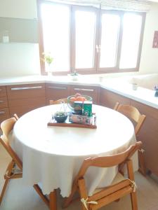 una mesa de cocina con un mantel blanco. en Archanes Nature Retreat Residence, en Archanes