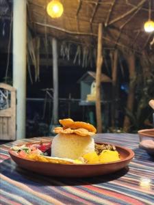 un plato de comida sentado en una mesa en Ella Brown House en Ella