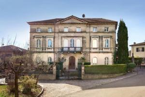 een groot huis met een hek ervoor bij Villa Lidia-Dimora storica a Caprino Veronese in Caprino Veronese