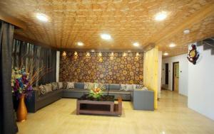 uma sala de estar com um sofá e uma mesa em Hotel Green Leaf , Srinagar em Srinagar