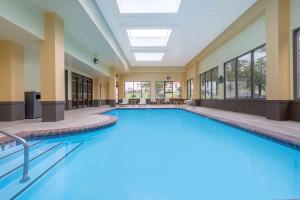 una gran piscina en el vestíbulo del hotel en La Quinta Inn & Suites by Wyndham Mooresville en Mooresville
