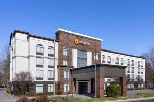 an office building with a sun sign on it at La Quinta Inn & Suites by Wyndham Mooresville in Mooresville