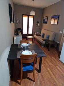uma cozinha e sala de estar com mesa e cadeiras em El Cervunal em Arenas de San Pedro