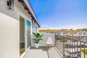 En balkong eller terrasse på Entire Modern 3-Bedroom Home w Balcony & City Views, 10 Guests Maximum