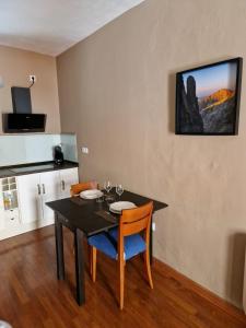 uma sala de jantar com mesa e cadeiras e uma cozinha em El Cervunal em Arenas de San Pedro