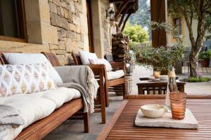 un patio con un banco y una mesa con un jarrón en Posada El Azufral en Cambarco