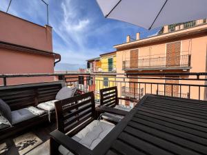 a balcony with two chairs and an umbrella at Luxury Apartment Manarola by Arbaspàa in Manarola