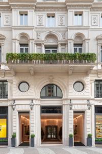 een groot wit gebouw met een balkon bij Park Hyatt Milano in Milaan