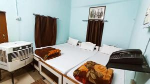 ANAND LOK VATIKA في راجغوري: غرفة بسريرين وميكرويف وسخان