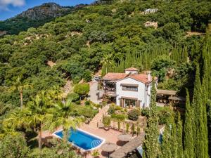 eine Luftansicht eines Hauses mit Pool in der Unterkunft Luxury country house with pool and breathtaking views in Casares