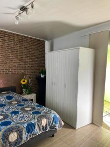 沙勒羅瓦的住宿－Studio with furnished terrace and wifi at Charleroi，一间卧室配有床和白色橱柜