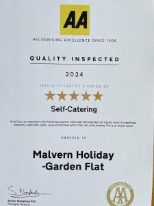 einen weißen Umschlag mit Versicherungsermächtigung in der Unterkunft Malvern Holiday- Garden Flat in Great Malvern
