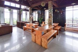 Istumisnurk majutusasutuses AS Resto,Café & Hotel Mitra RedDoorz