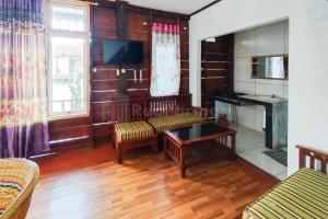 Istumisnurk majutusasutuses AS Resto,Café & Hotel Mitra RedDoorz
