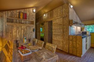 Η κουζίνα ή μικρή κουζίνα στο Domaine Les Pastourels