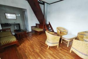 Posezení v ubytování AS Resto,Café & Hotel Mitra RedDoorz