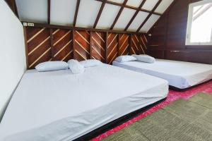 Voodi või voodid majutusasutuse AS Resto,Café & Hotel Mitra RedDoorz toas