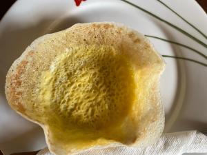 un morceau de pain avec de la moutarde sur une assiette dans l'établissement Talalla Ocean Beach Bungalow, à Matara