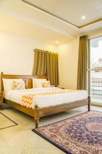 een slaapkamer met een bed en een groot raam bij Hotel Devraj Niwas on Lake Pichola in Udaipur