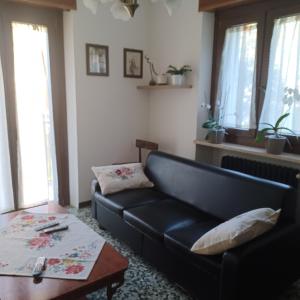 een woonkamer met een bank en een salontafel bij Alloggio Grande Joséphine in Oulx