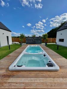 einen Whirlpool auf einer Terrasse im Hinterhof in der Unterkunft FoRest Domki & Spa in Adamówka