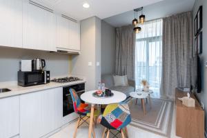 Kuchyň nebo kuchyňský kout v ubytování Business Bay - Near Metro Station - 1 Bedroom Apartment - Zada Tower - Keyrock HH